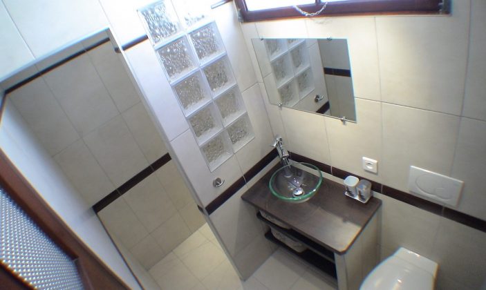 salle d eau avec vasque, douche à l italienne et wc suspendu