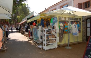 Boutique île de Porquerolles vêtements chaussures accessoires hommes femmes enfants centre village