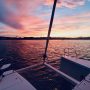 Un coucher de soleil à bord d’un catamaran